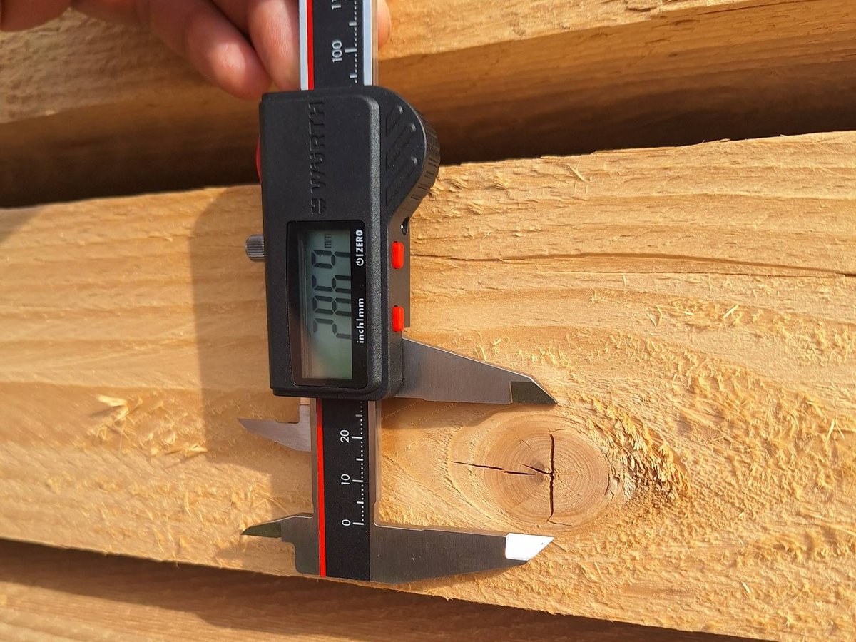 Misura di un nodo con il calibro durante la classificazione a vista del legno strutturale