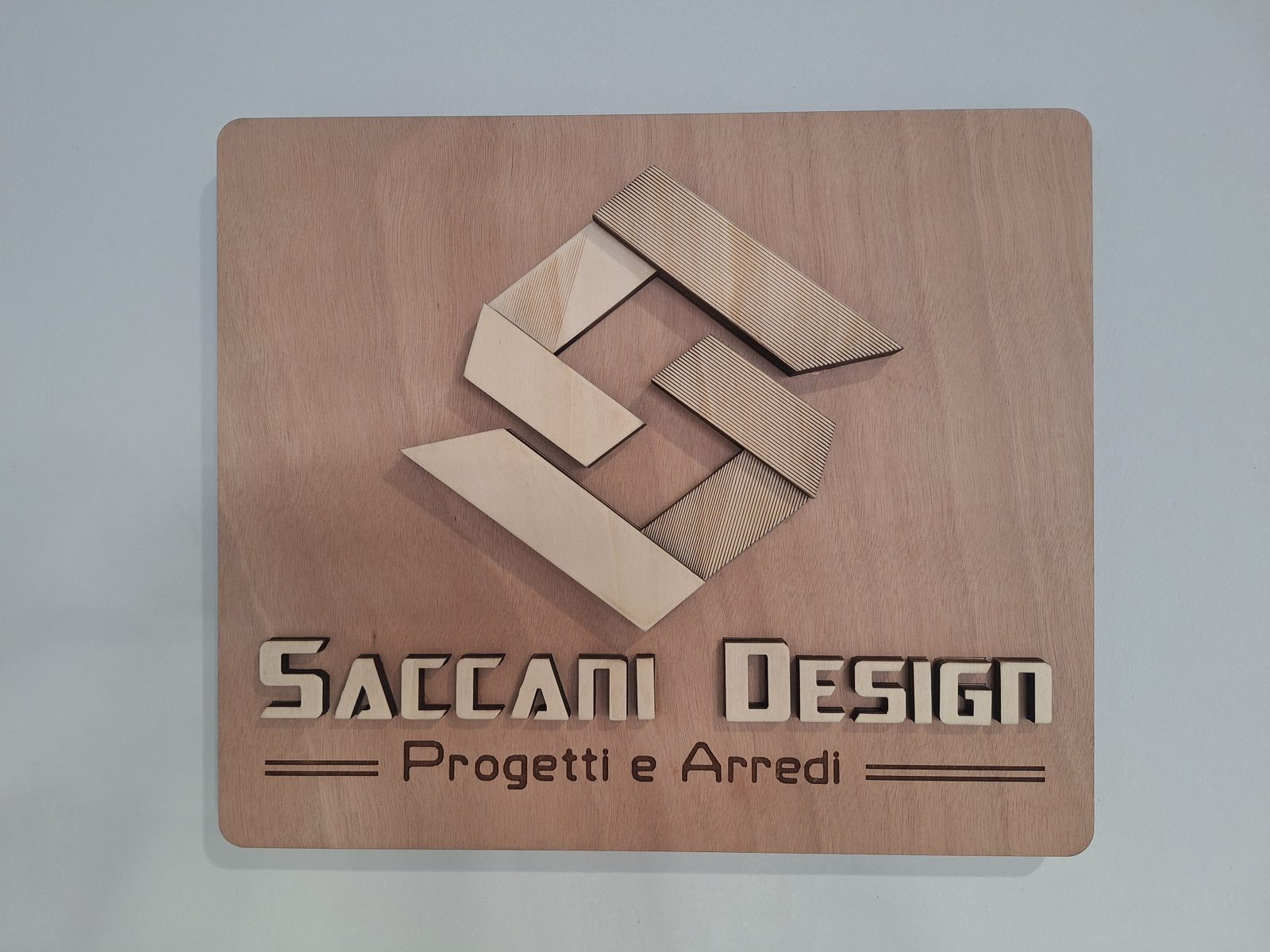 Insegna in legno di Saccani Design, a strati in rilievo tagliati al laser