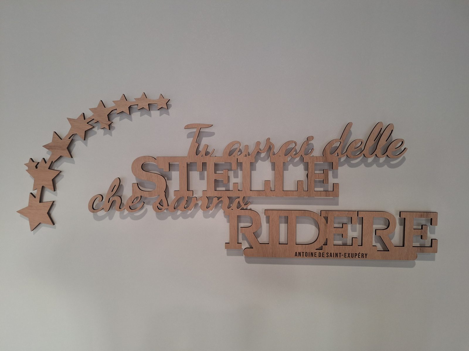 Scritta da parete in legno Tu avrai delle stelle che sanno ridere, tagliata al laser