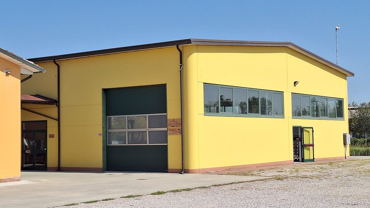 La sede WOOD4YOU: il capannone giallo in Via Comunale Novellara 1 a Campagnola Emilia