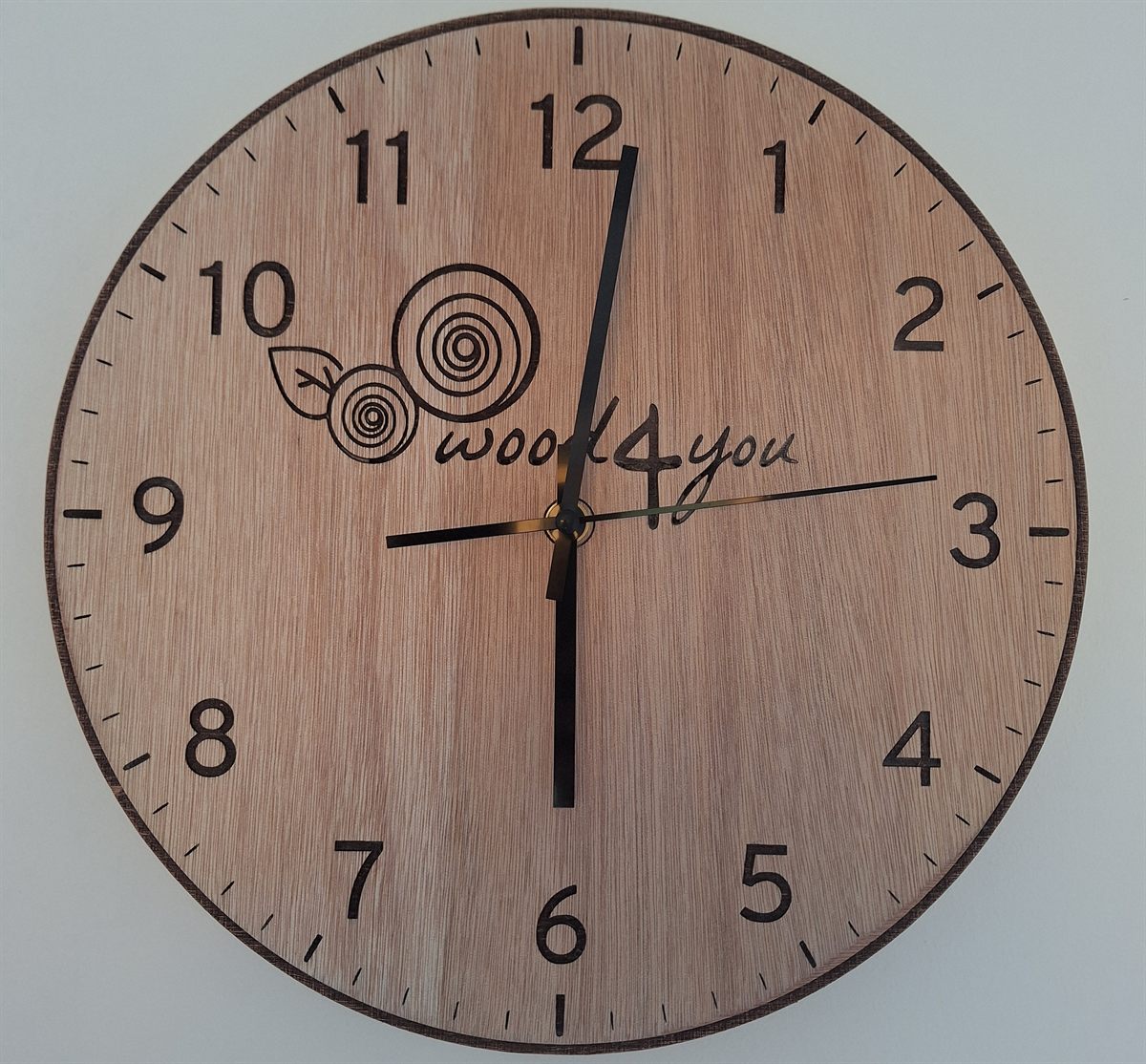 Orologio da parete in legno con numeri e logo WOOD4YOU incisi al laser