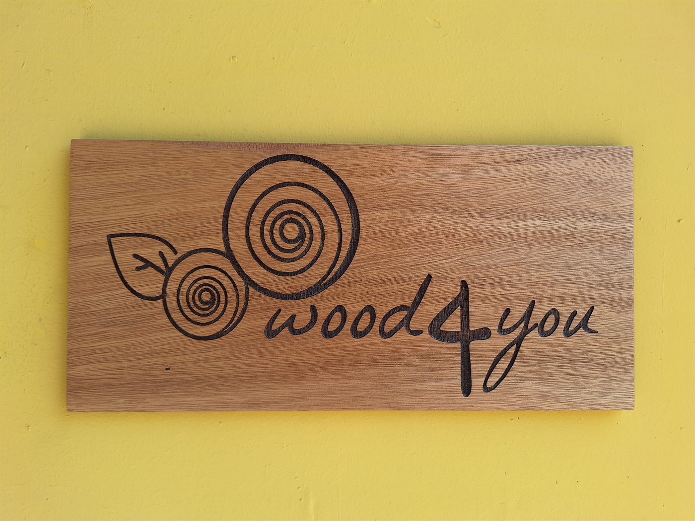 Targa in legno con il logo WOOD4YOU inciso al laser