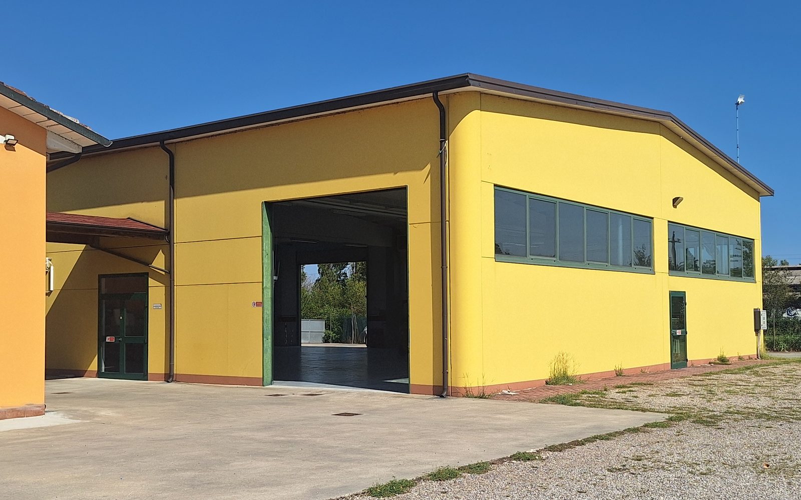 La sede WOOD4YOU: il capannone giallo in Via Comunale Novellara 1 a Campagnola Emilia
